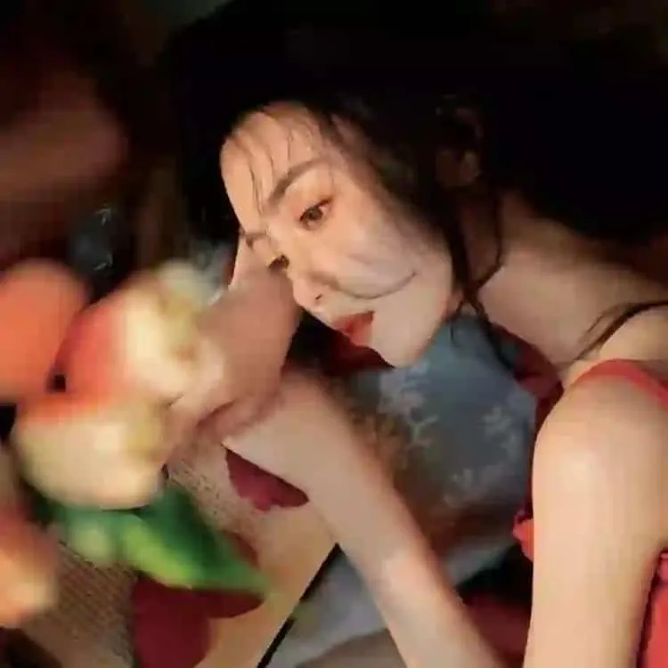 大尺度复仇惊悚《假面女郎》无删减版在线：容貌焦虑逼疯普通女孩，整容杀人走上绝路